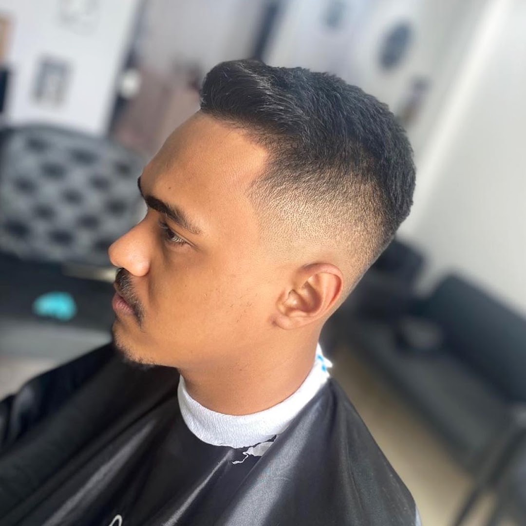 Corte com fade e risco lateral feito na Secrets Barber