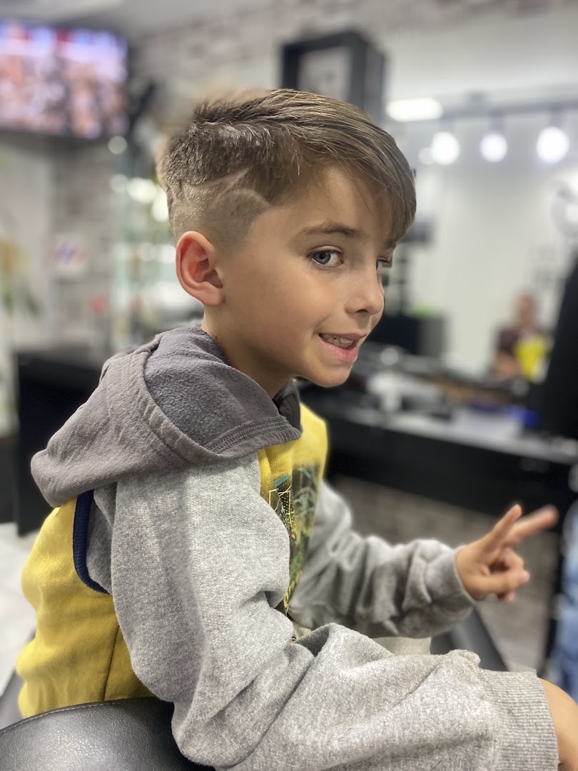 Corte infantil com risco na tesoura e franja lateral