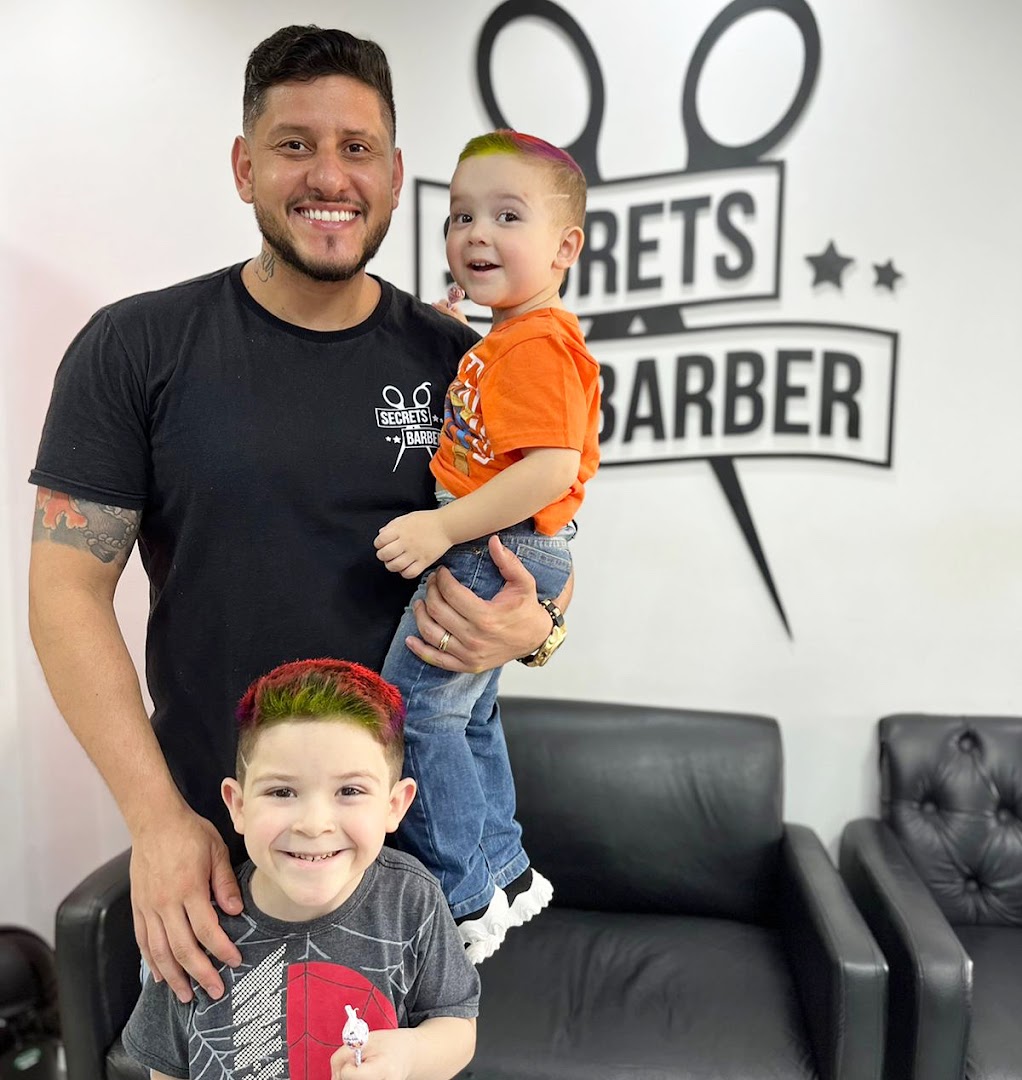 Colorido no cabelo de duas crianças, com um dos barbeiros da Secrets Barber